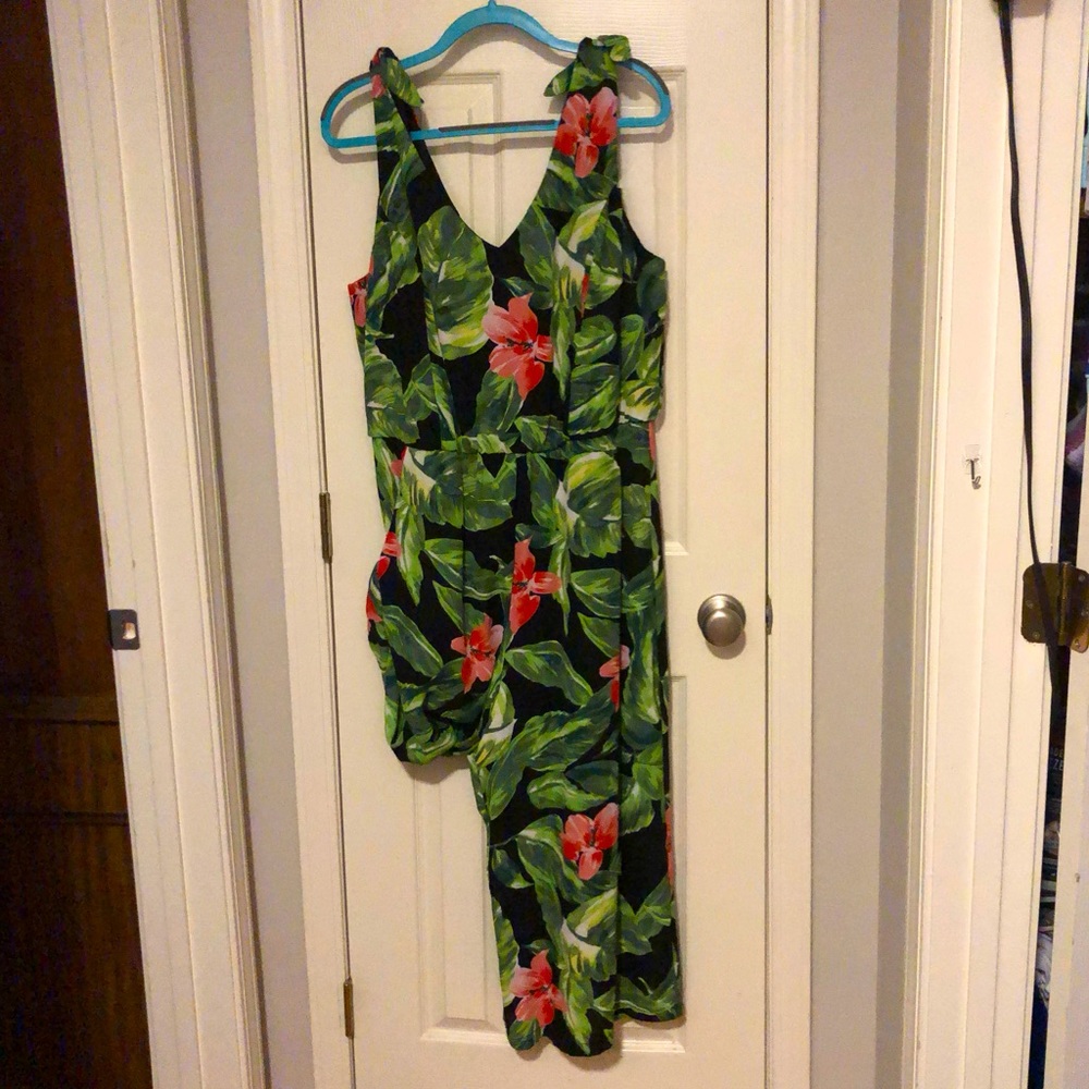 Jumper w/ flare legs & built in underneath tank/shorts. Size 16 brand Luxology.